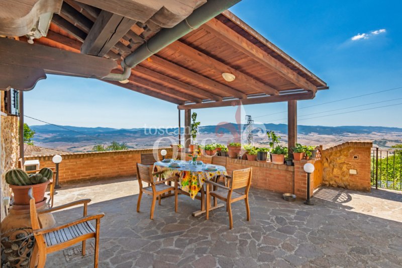 Half-vrijstaande woning in Volterra