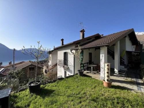 Detached house in Dongo