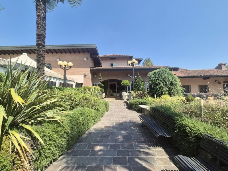 Коммерческая недвижимость в Фино-Морнаско