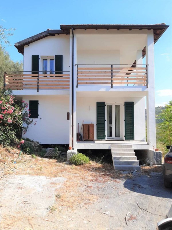 Detached house in Dolcedo