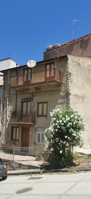 Дом в Алессандрия-делла-Рокка