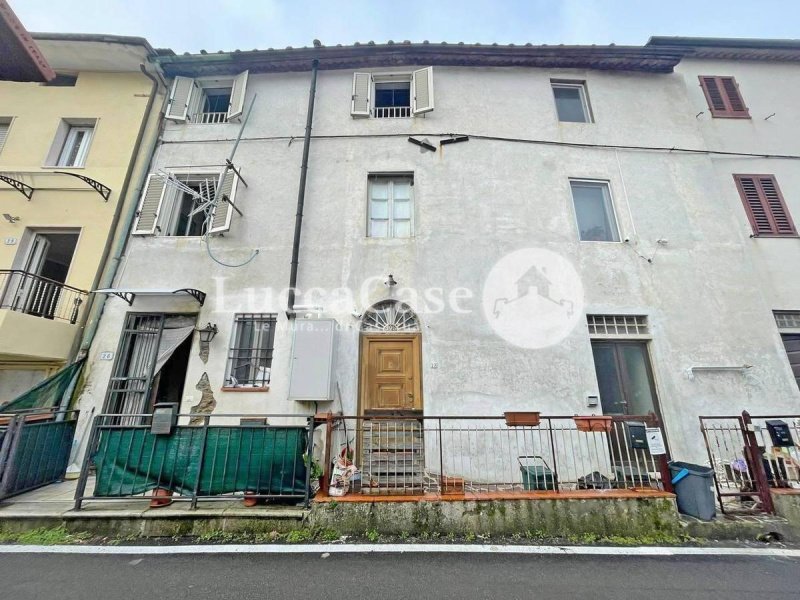 Hus från källare till tak i Lucca