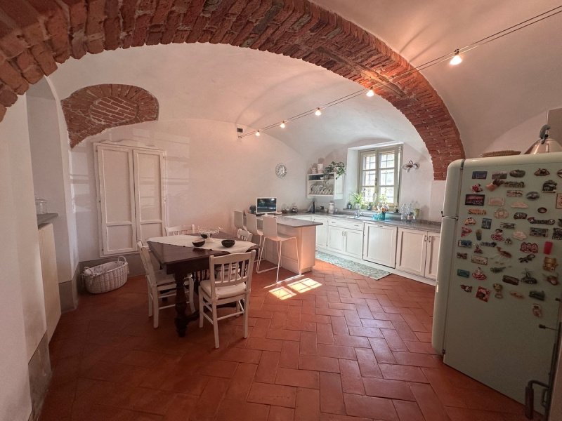 Hus från källare till tak i Acqui Terme