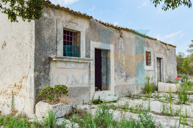 Klein huisje op het platteland in Noto