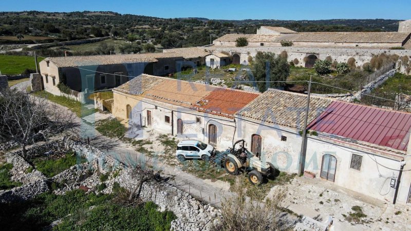 Klein huisje op het platteland in Noto