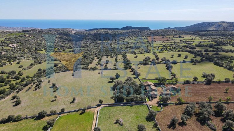 Klein huisje op het platteland in Noto