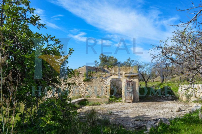 Klein huisje op het platteland in Noto