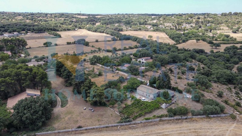 Klein huisje op het platteland in Noto