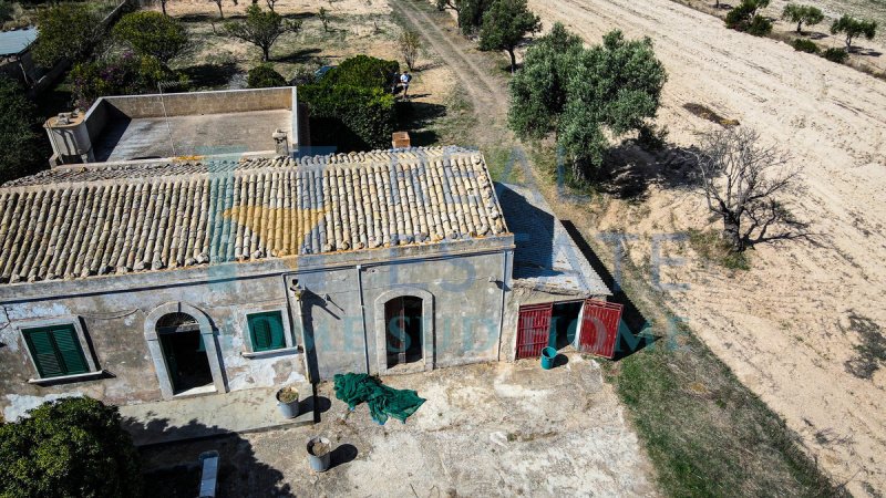 Klein huisje op het platteland in Pachino