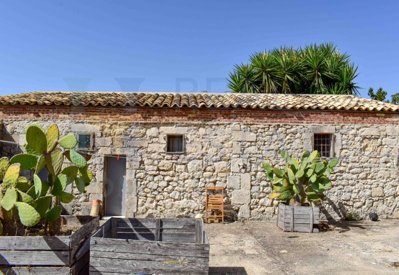 帕拉佐洛-阿克雷德石砌农庄