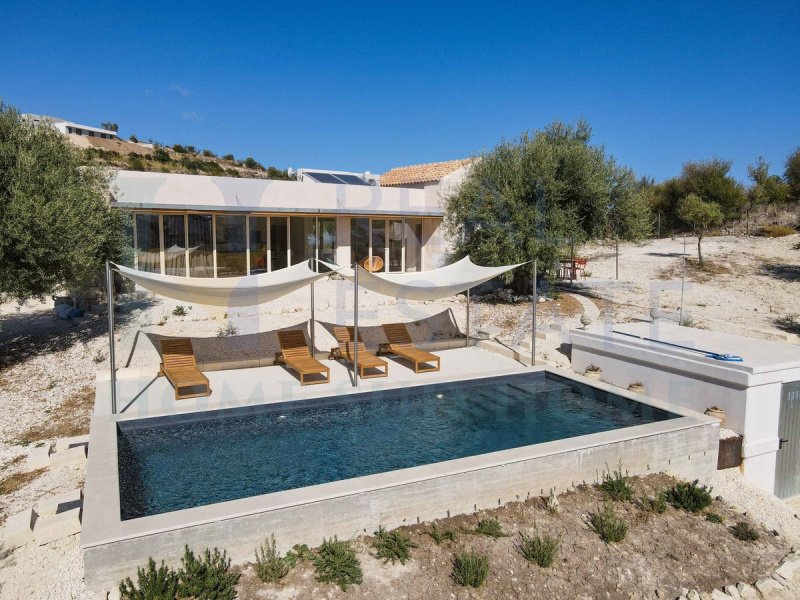 Вилла в Авола