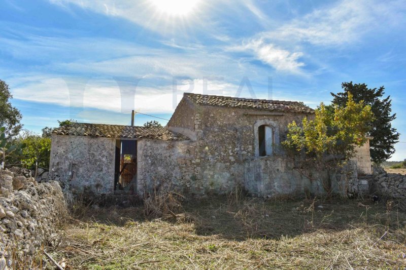 Klein huisje op het platteland in Noto