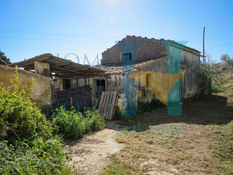 Klein huisje op het platteland in Noto