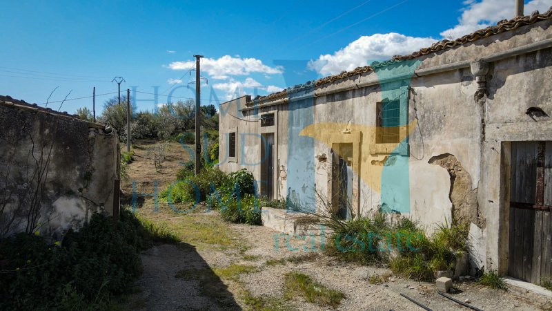 Klein huisje op het platteland in Noto