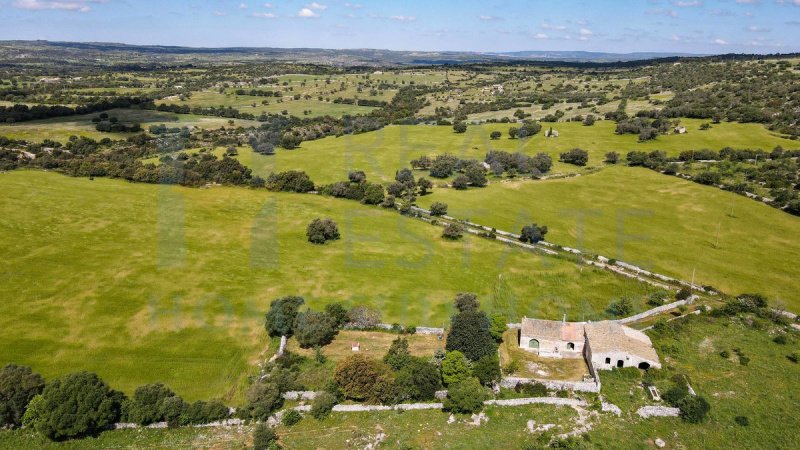 Klein huisje op het platteland in Noto
