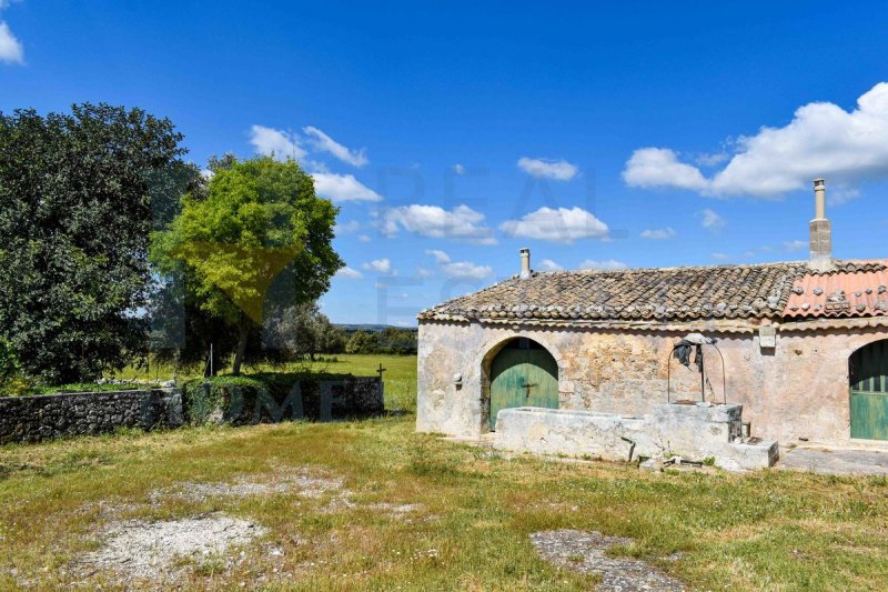 Klein huisje op het platteland in Noto