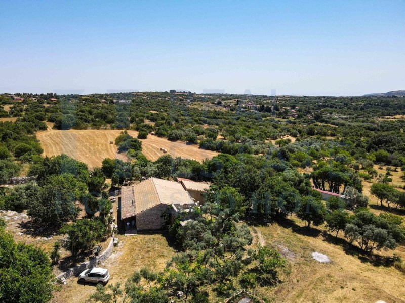 Klein huisje op het platteland in Noto