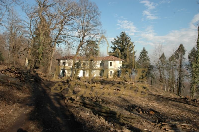 Klein huisje op het platteland in Comabbio