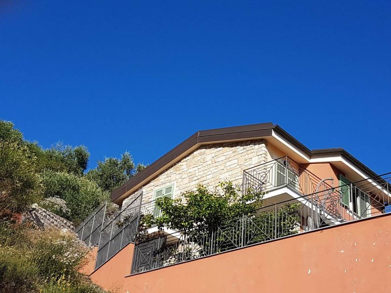 Moradia com terraço em Castellaro