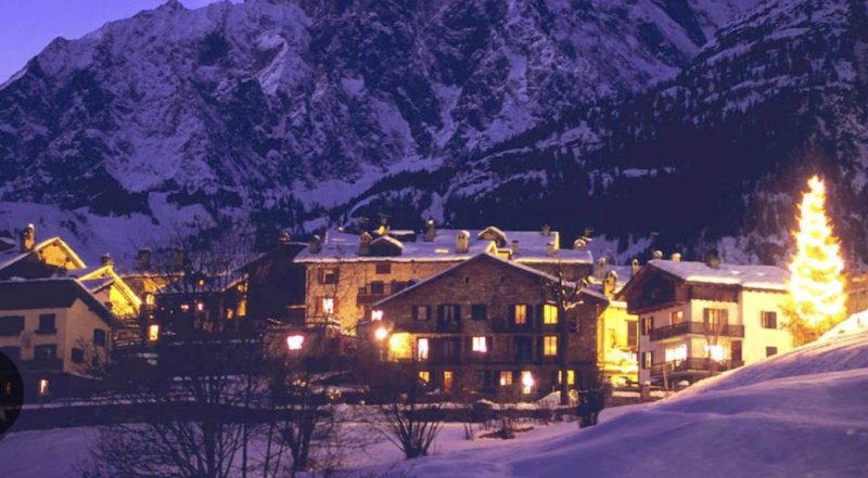 Kommersiell byggnad i Courmayeur