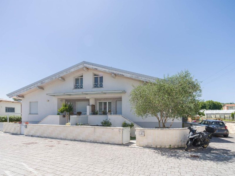 Villa à Massarosa