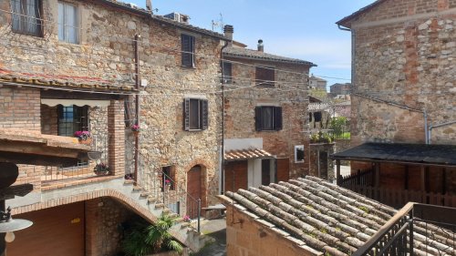 Hus från källare till tak i Monteleone d'Orvieto