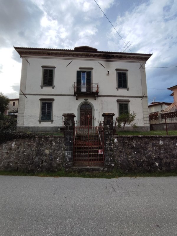 Detached house in Camporgiano