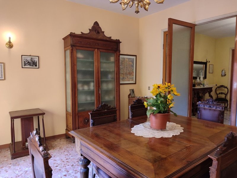 加尔法尼亚纳新堡公寓