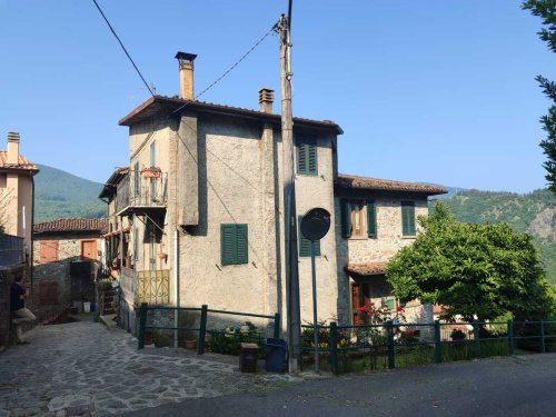 Особняк из двух квартир в Сан-Романо-ин-Гарфаньяна