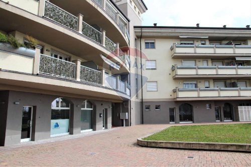 Edifício comercial em Trezzano Rosa