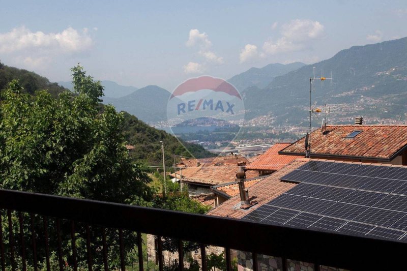 Casa geminada em Pian Camuno