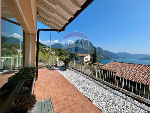 Villa in Riva di Solto