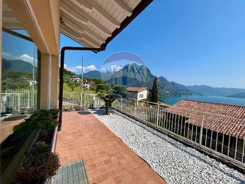 Villa in Riva di Solto