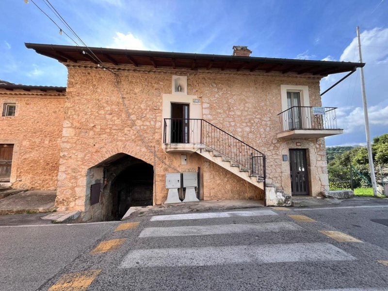 Half-vrijstaande woning in Veroli