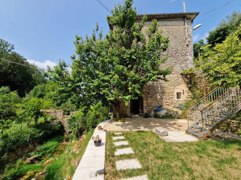 Half-vrijstaande woning in Arpino