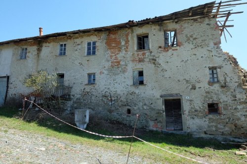 Hus från källare till tak i Mioglia