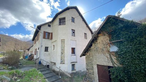 Hus från källare till tak i Tiglieto