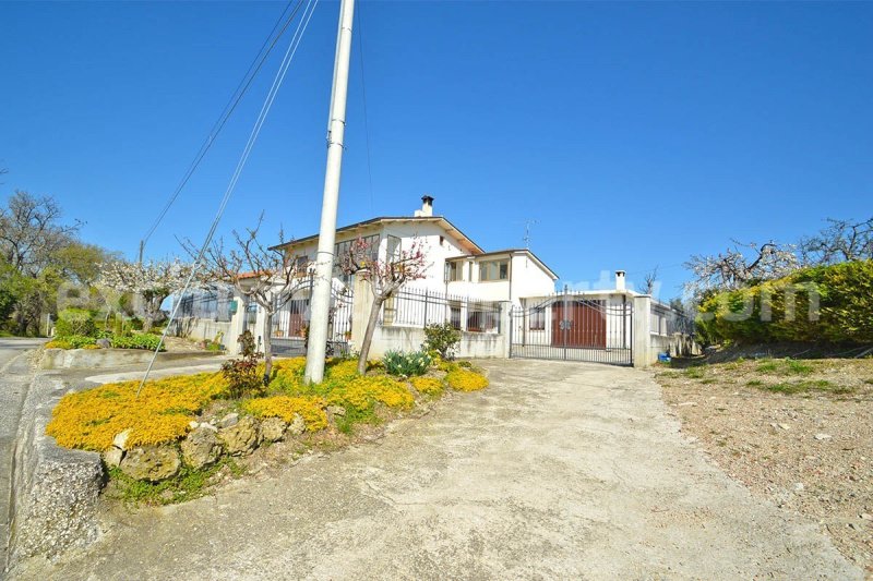 Hus på landet i Tavenna