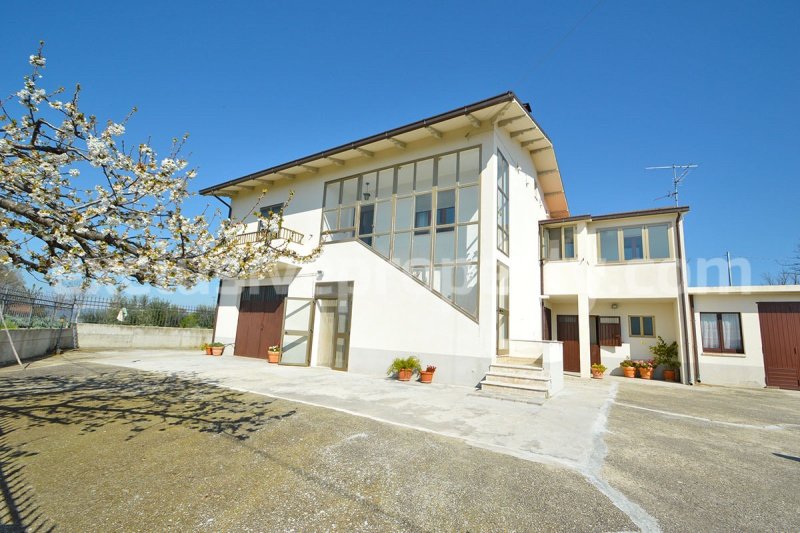 Hus på landet i Tavenna