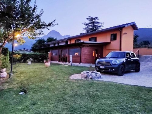 Особняк из двух квартир в Изола-дель-Гран-Сассо-д'Италия