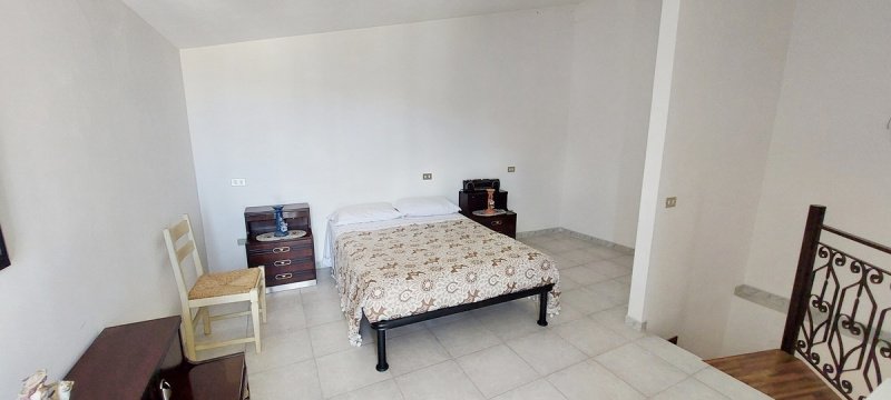 Особняк из двух квартир в Изола-дель-Гран-Сассо-д'Италия