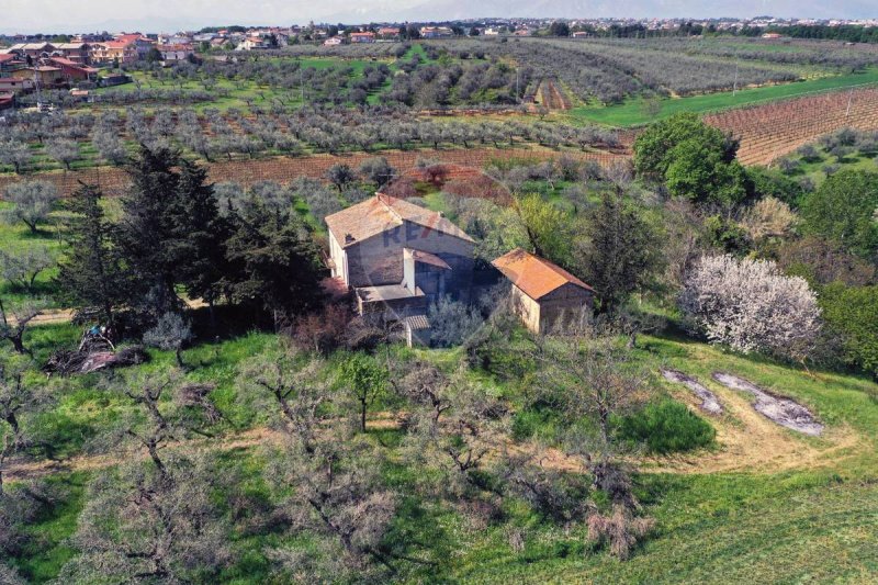 Klein huisje op het platteland in Santa Maria Imbaro