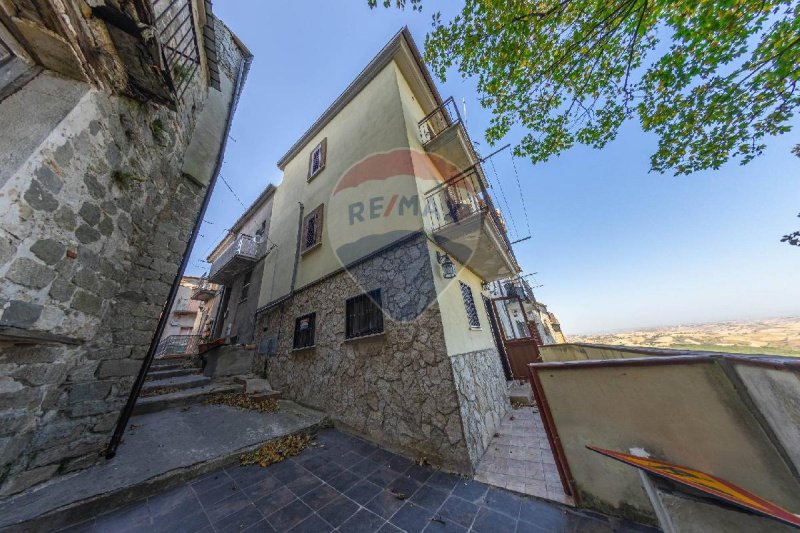 Особняк из двух квартир в Джисси