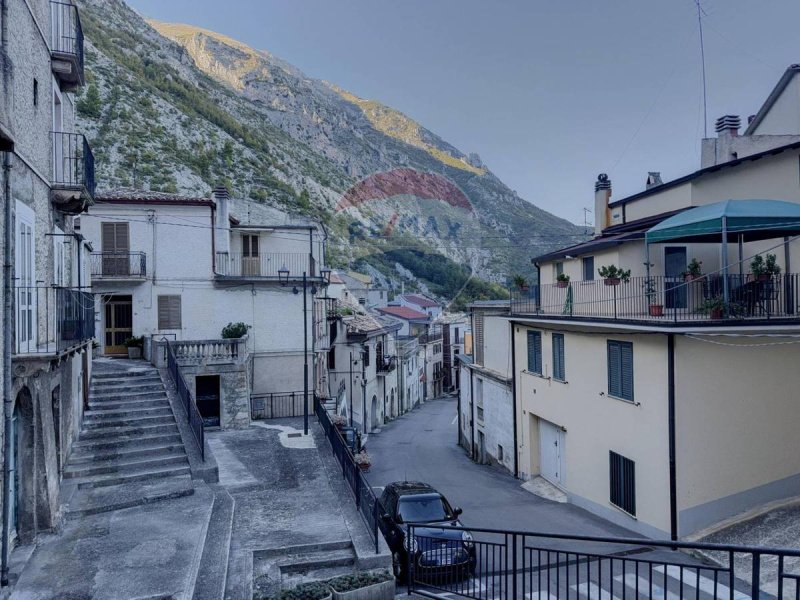 Casa geminada em Fara San Martino