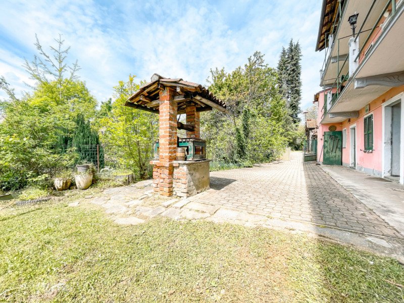 Terraced house in Ameno