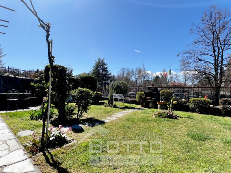 Terraced house in Miasino