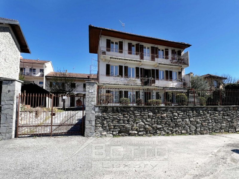 Terraced house in Miasino