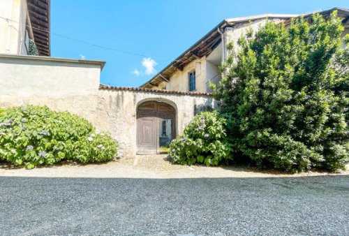 Terraced house in Miasino