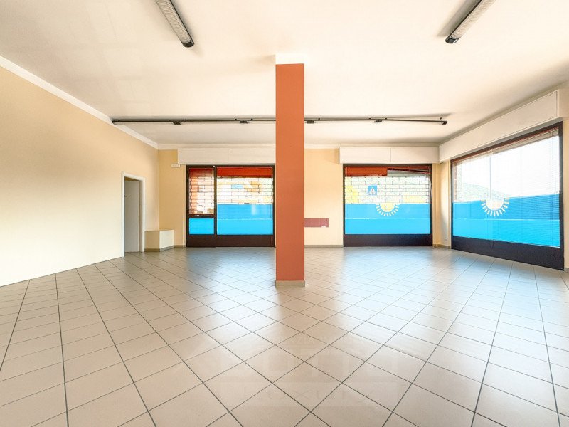 Kommersiell byggnad i Brovello-Carpugnino