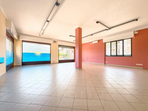 Kommersiell byggnad i Brovello-Carpugnino